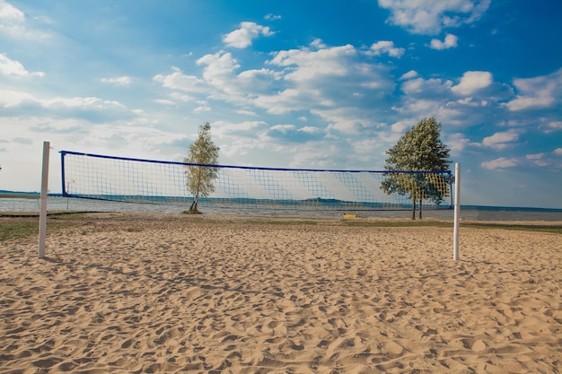 Beachvolleybalnet op een mooie zonnige dag