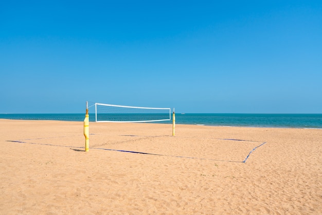 Beachvolleybalveld met een oceaanachtergrond. zomersport concept