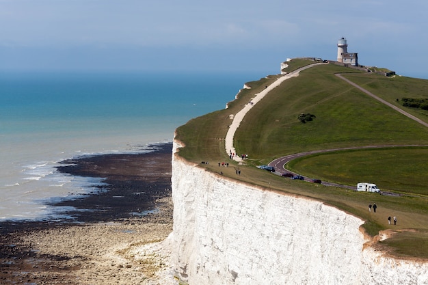 BEACHY HEAD, SUSSEX/UK - 11 mei: De Belle Toute-vuurtoren bij Beachy Head in Sussex op 11 mei 2011. Niet-geïdentificeerde mensen.