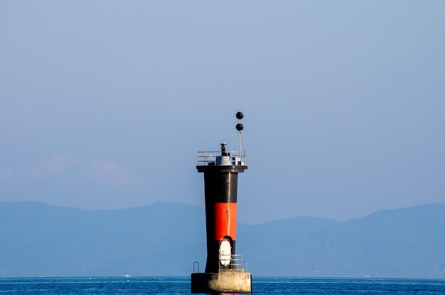 空に照らされた海の灯台