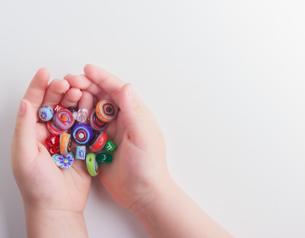 Foto perline nelle mani di un bambino