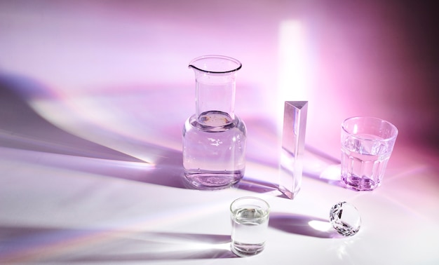 beaker; prisma; diamante di vetro e cristallo con ombra scura su sfondo colorato