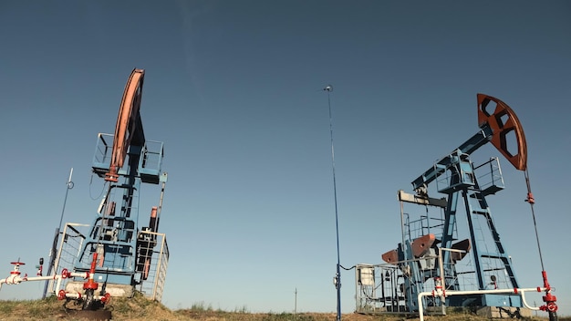 Beambalanced pompeenheid die ruwe olie produceert tegen de lucht