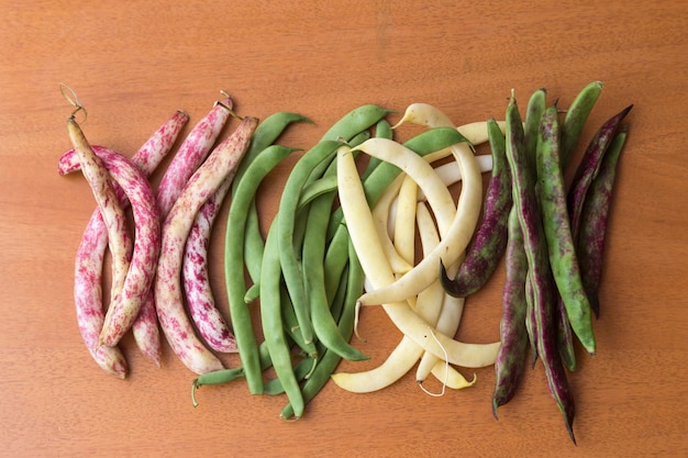 Foto baccelli di fagioli di diversi colori