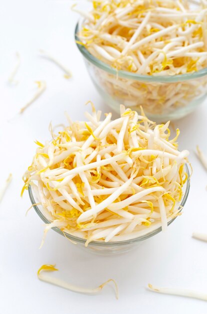 Photo bean sprouts in glass bowl on white