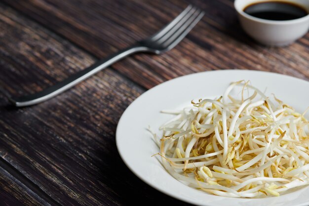 Germogli di fagioli di mung, maash. piatto tradizionale vegano in asia orientale. cibo dieta sana.