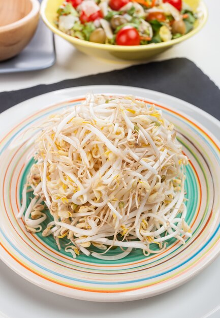 Bean sprouts van zwarte leisteen lade