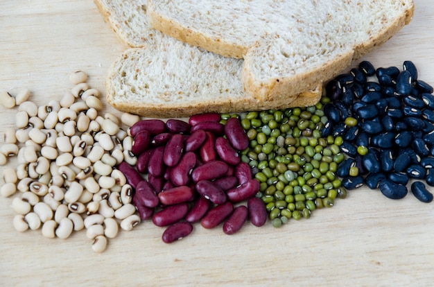 Foto varietà di fagioli con pane integrale