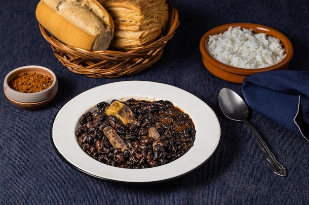 豆と豚肉の典型的なブラジル料理とご飯とパン