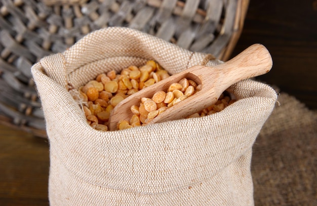 Foto fagioli in sacco su fondo di legno