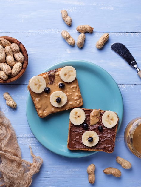 Bear sandwiches with peanut butter 