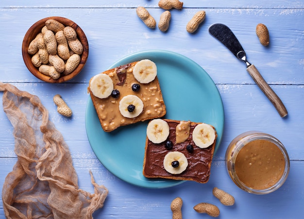 Bear sandwiches with peanut butter 