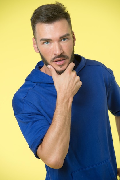 Foto concetto di barba uomo bello toccare la barba con la mano uomo barbuto con barba sul viso non rasato cura della barba ottenere una forma perfetta