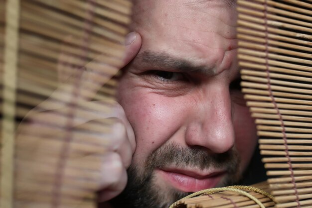 Foto testa di dolore dell'uomo con la barba