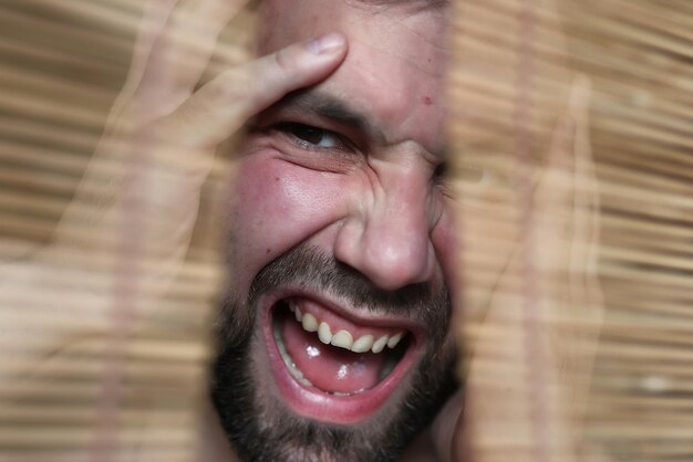 Foto testa di dolore dell'uomo con la barba