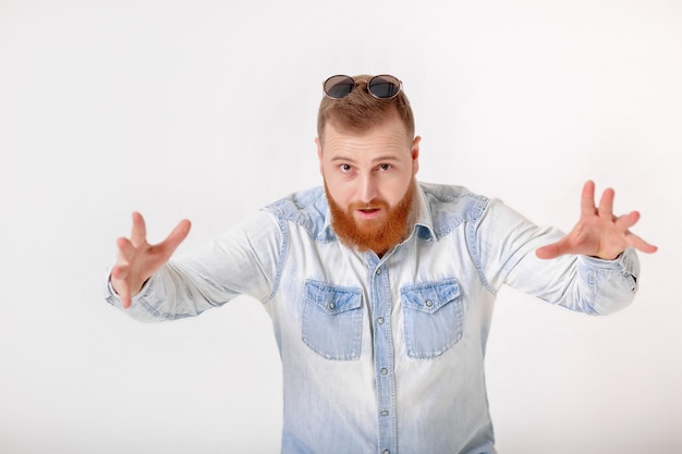 サングラスとデニムシャツのひげの男