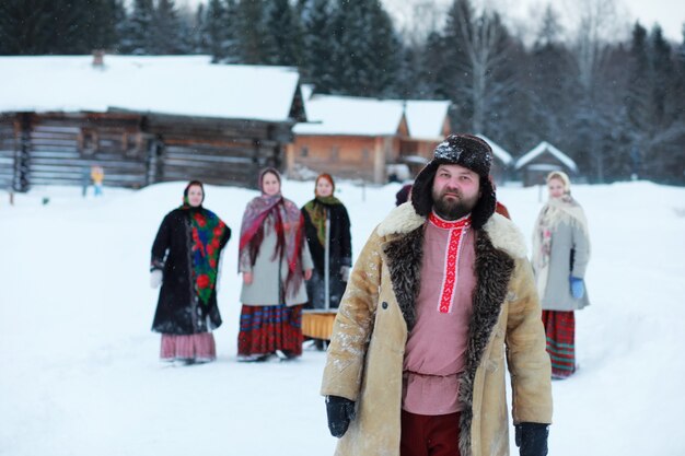 ロシアの農民中世の伝統的な冬の衣装を着たひげの男