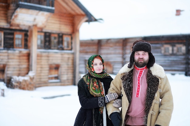 ロシアの農民中世の伝統的な冬の衣装を着たひげの男