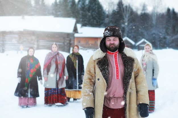 ロシアの農民中世の伝統的な冬の衣装を着たひげの男