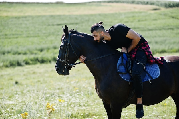 Uomo barba con cavallo