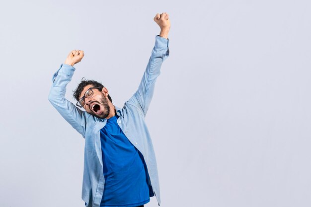 Photo beard man yawning and stretching his hands sleepy man stretching his hands isolated concept of a sleepy exhausted man