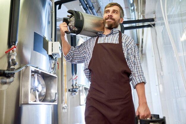 ビール樽のひげを生やした醸造家