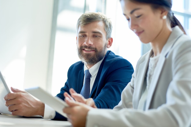 Photo bearded entrepreneur having working meeting