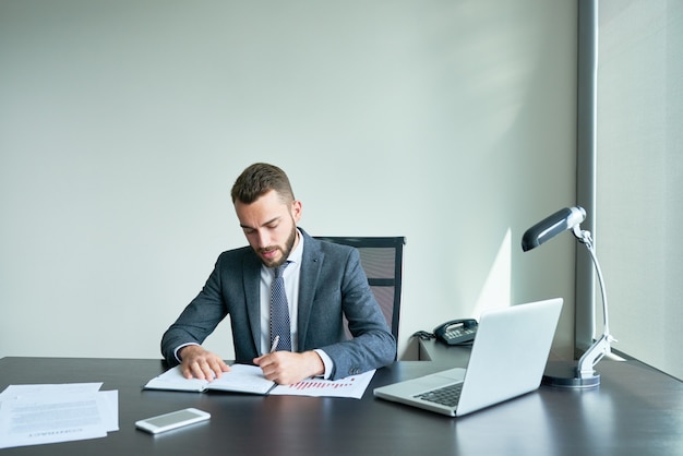 Photo bearded entrepreneur wrapped up in work