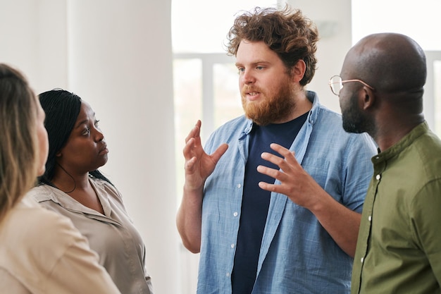 Photo bearded fat man in casualwear describing his emotions and woriies