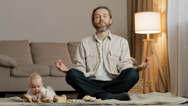 ひげを生やした父お父さん男親蓮華座瞑想ストレス リリーフ瞑想で床に座って