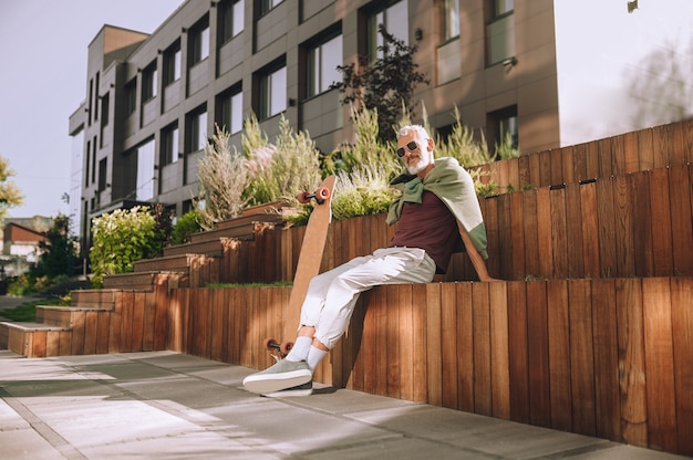 Photo bearded gray-haired man resting after the workout