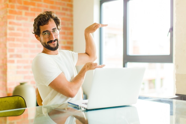 Photo bearded guy smiling, feeling happy