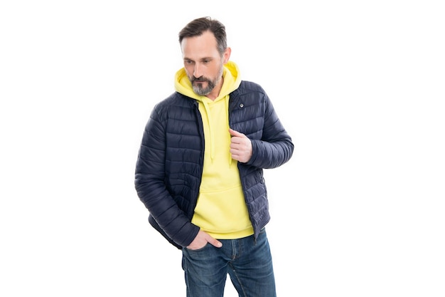 Бородатый парень носит теплую куртку в студии осенняя куртка для зрелого парня теплая куртка зрелого парня