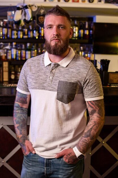 Photo bearded man at a bar