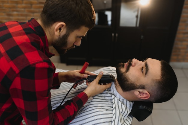 あごひげを生やした男性、あごひげを生やした男性。ヴィンテージ理髪店、シェービング。スタイリッシュな男のひげの肖像画。理髪はさみとストレートかみそり、理髪店。ひげのスタイリング。広告理髪店のコンセプト。黒と白