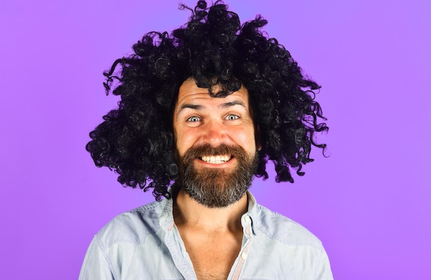 Photo bearded man in black wig happy man with beard and mustache in curly wig bearded hipster in black