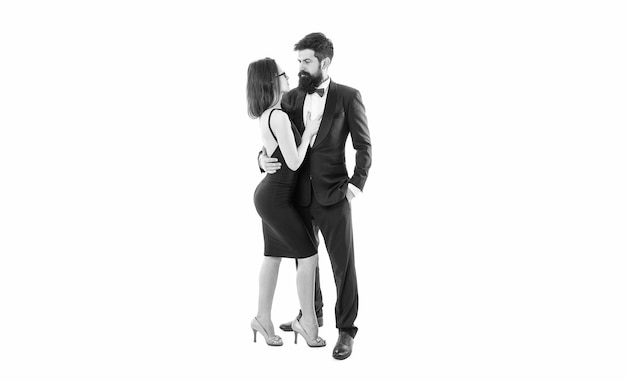 Парень бородатого мужчины обнимает девушку в формальной одежде, изолированную от белой пары