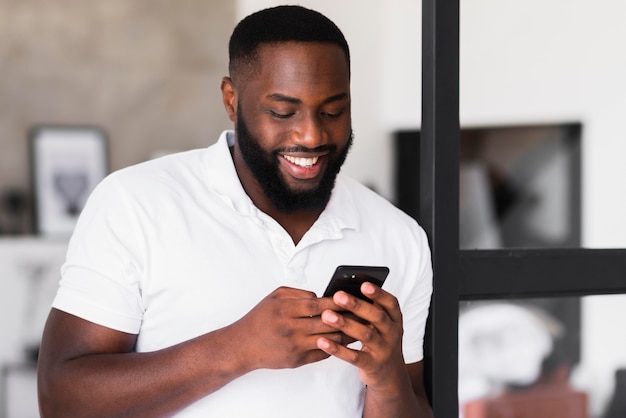 写真 ひげを生やした男が携帯電話を閲覧