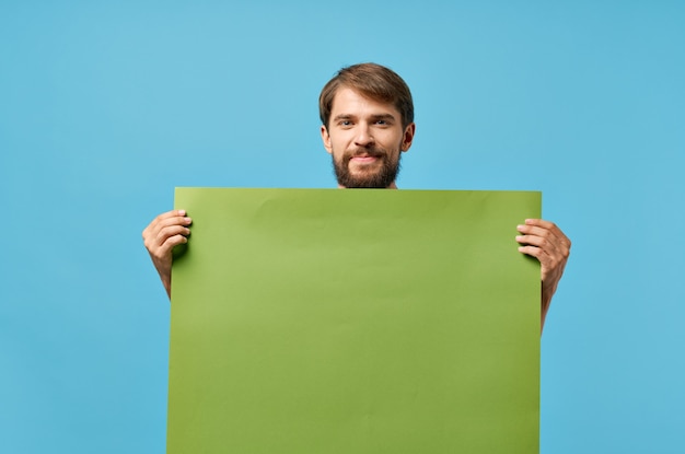 Uomo barbuto carta verde nelle mani del marketing sfondo isolato Foto Premium