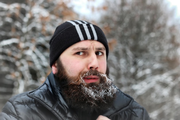 Бородатый мужчина шляпа зима