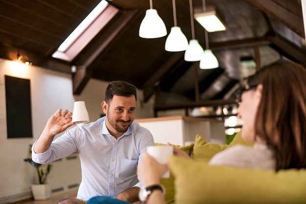 Uomo barbuto che tiene la tazza di caffè vuota sottosopra