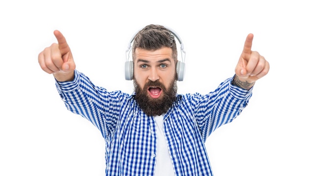 Photo bearded man isolated on white guy listen audio millennial hipster man listen to music in headphones music concept generation z lifestyle man listening audio in music headphones dj