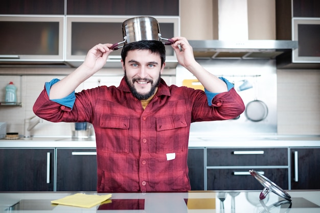 Foto uomo barbuto in cucina