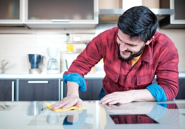 Uomo barbuto in cucina