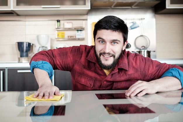 Photo bearded man in the kitchen