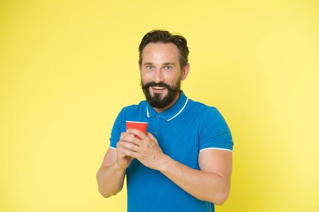 Uomo barbuto. cura del barbiere maschio. pantaloni a vita bassa maturi con la barba. brutale hipster caucasico con i baffi. uomo felice con caffè da asporto. buongiorno caffè. che bella mattinata.