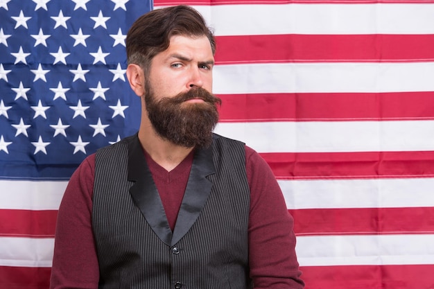 写真 ひげを生やした男性の移民は、市民権米国旗の背景、国民のアイデンティティの概念を申請します。