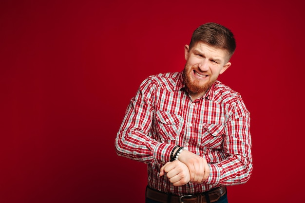 Photo bearded man suffering from arthritis, wrist pain