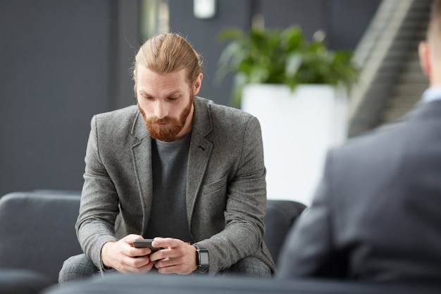 インターネットアプリを使用してひげを生やした男