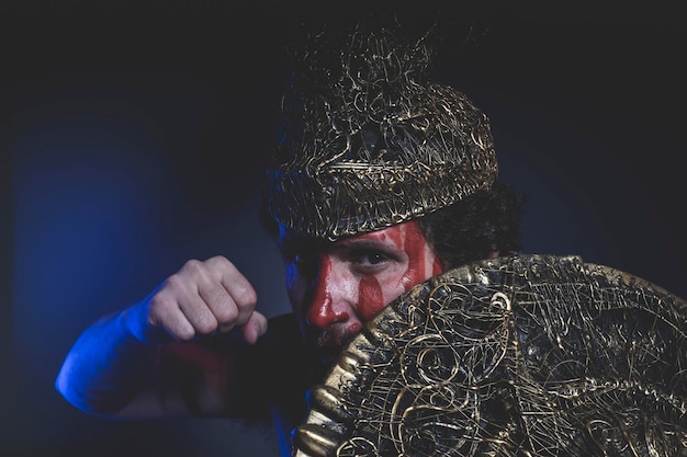 бородатый воин с металлическим шлемом и щитом, дикий викинг
